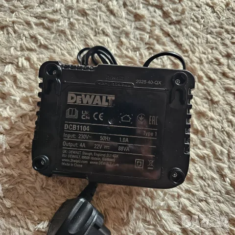 Dewalt DCB1104 бързо зарядно, снимка 2 - Винтоверти - 56377091