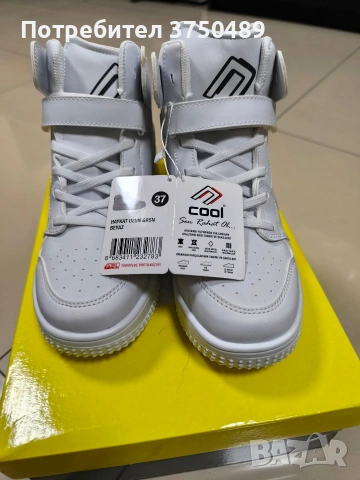 Бели спортни обувки 