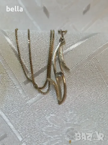 Сребърно колие медальон листо в средата малък диамант,дължина на медальона 3,5 см ръч.изработка