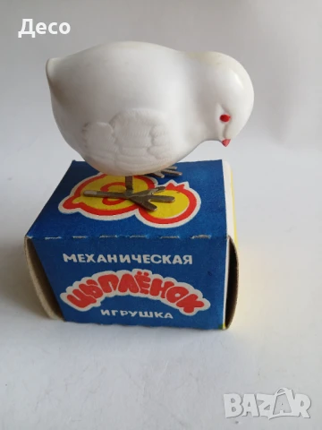 Стара механична руска играчка пиленце.