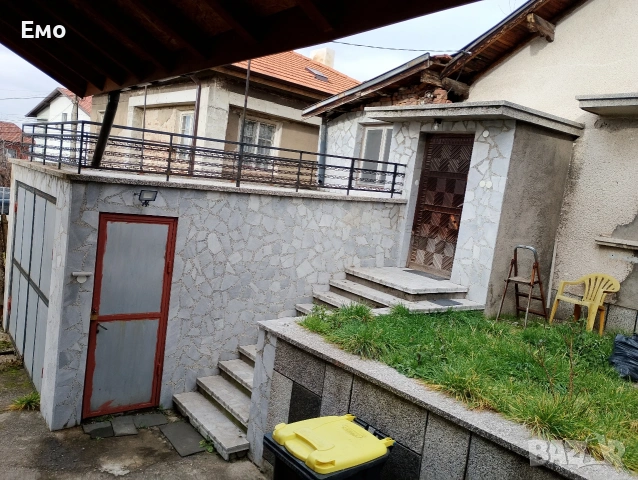 Собственик продава солидна къща с висок гараж, 2 мазета и допълнителна къща с дълга алея и веранда, снимка 3 - Къщи - 53401232