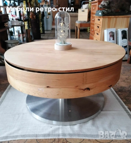 Кръгла холна маса с прибиращ се плот, вътрешен рафт и стабилна основа. 