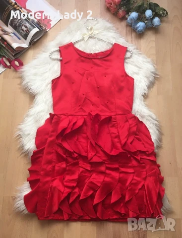 Червена сатенена рокля