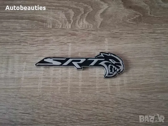 SRT Hellcat сребристо с черно емблема дясна