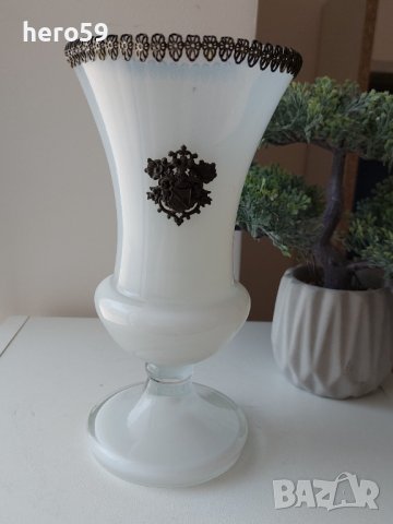 Стъклена ваза-двуцветно стъкло с метални орнаменти, снимка 1 - Вази - 40838308
