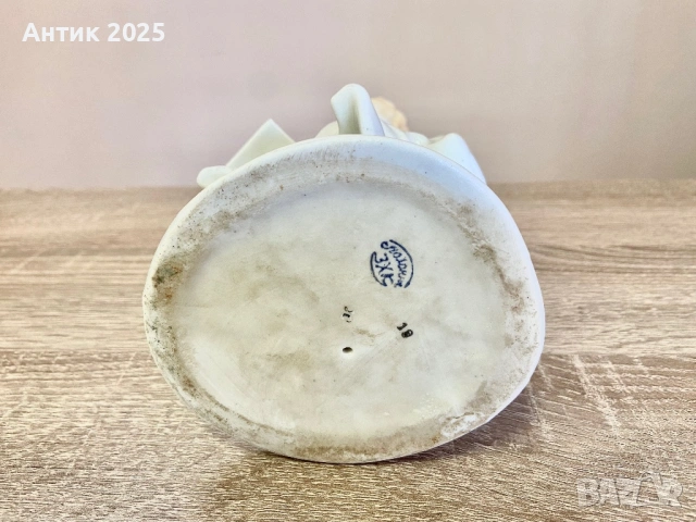 Статуетка „Първата книга“ — Полонне ЗХК, порцелан, клеймо 1956–1972 г., снимка 6 - Колекции - 52410516