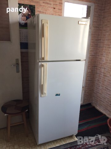 Продавам хладилник с фризер 300л, снимка 1 - Хладилници - 44292091