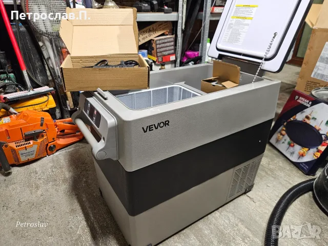ЧИСТО НОВ Компресорен хладилник с фризер VEVOR 55L (12V/24V/220V), снимка 3 - Хладилни чанти - 55838805