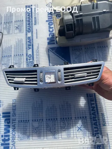 Часовник решетки духалки парно централна конзола Мерцедес W221 Mercedes A2218300954