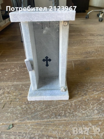 Фенер от мрамор с вратичка