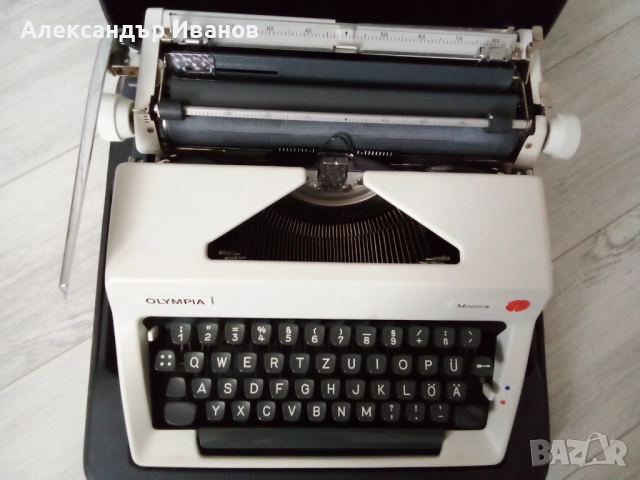  Германска пишеща машина OLYMPIA 1974 г., снимка 4 - Антикварни и старинни предмети - 52891654