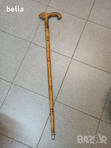 Дървен бастун ,дърворезба в горния край глава на животно 82 см дължина.