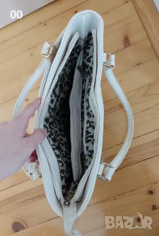 Дамска бяла чанта, снимка 3 - Чанти - 49421398