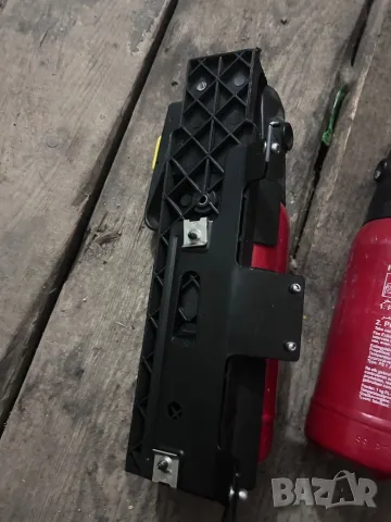 Пожарогасител немски със стойка и кутия за МПС от Мерцедеси Gloria & Jockel, снимка 2 - Аксесоари и консумативи - 50393593