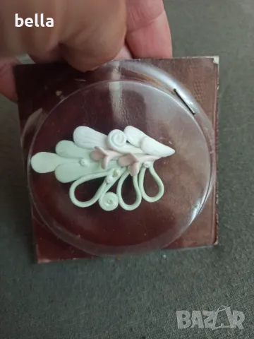 Стара българска брошка  костен порцелан Бононя прекрасна  ръчна изработка в кутия нова.Цена 45 лв, снимка 3 - Други ценни предмети - 50405245