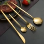 Комплект прибори за хранене в златист цвят от 24 части с луксозен дизайн и магнитна кутия., снимка 2
