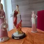 Дама с червена рокля и витрило , снимка 4