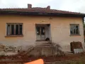 Кьща на два етажа има нужда от ремонт, снимка 2