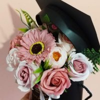 Кутия шапка със сапунени цветя за бъдещи абитуриенти или абсолвенти🎓, снимка 4 - Подаръци за жени - 40417060