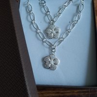 Масивен дамски, сребърен комплект с цветя. С подарък-луксозна подаръчна кутия, снимка 1 - Бижутерийни комплекти - 33939266