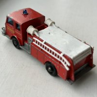 Метална количка Matchbox Fire Pumper Truck в мащаб 1:104, снимка 2 - Колекции - 39835603