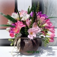 Фрезии в глинена кашпа, снимка 2 - Изкуствени цветя - 41920721
