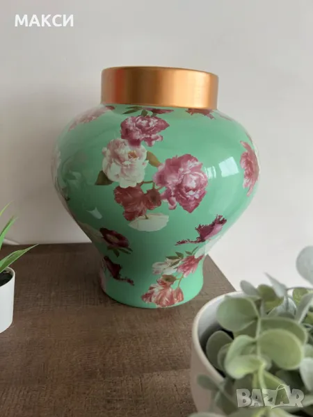 Разкошна тумбеста ваза с дебел златист кант в зелено с красиви цветя, снимка 1