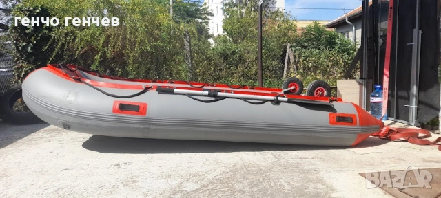 Продава се лодката от снимките.Почти нова.С транцеви колела и покривало.-1450лв.