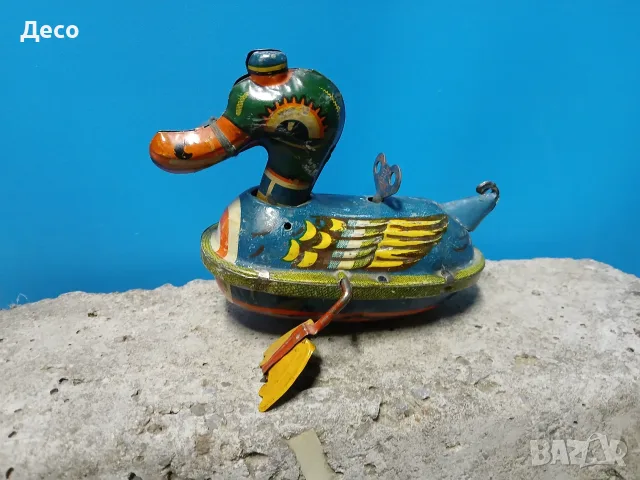 Много рядка Стара ламаринена играчка пате.