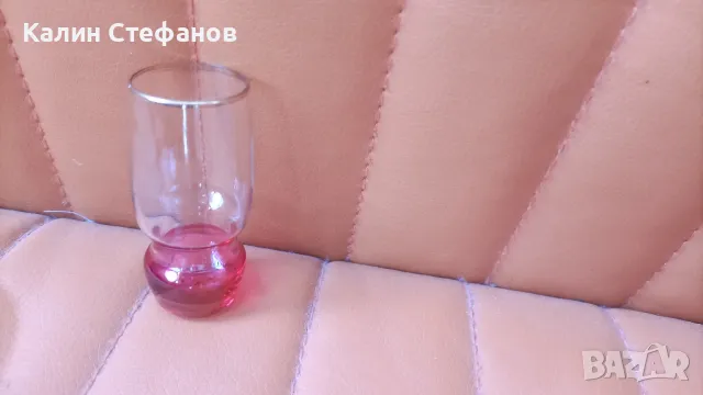 Ретро малки шотчета, калиево стъкло, червеникаво дъно, златен кант- 7 бр, снимка 7 - Антикварни и старинни предмети - 47945748