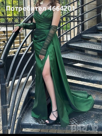 Зелена сатенена рокля 