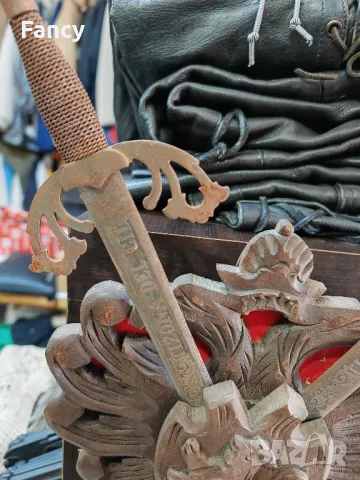 Декорация дърворезба с два стоманени меча , снимка 4 - Антикварни и старинни предмети - 49413690
