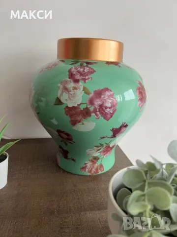 Разкошна тумбеста ваза с дебел златист кант в зелено с красиви цветя