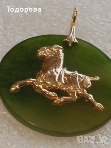 Златен медальон(инкрустиран златен кон върху зелен жаид) злато 14 карата, снимка 5 - Колиета, медальони, синджири - 53395699