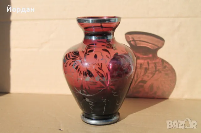 Ваза с вишнево стъкло със сребърна украса /1900-тната година/