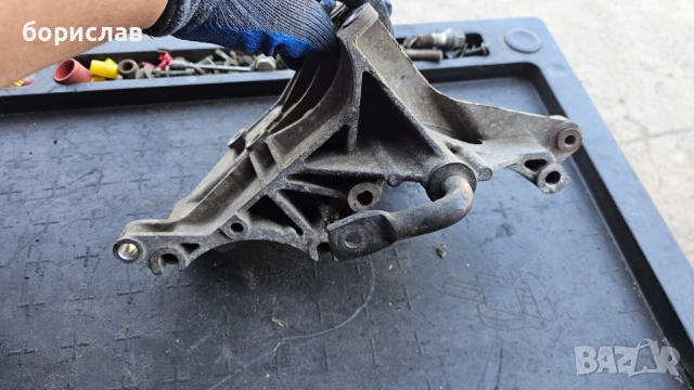 Стойка за генератор за Фолксваген голф 3 , снимка 2 - Части - 51637235