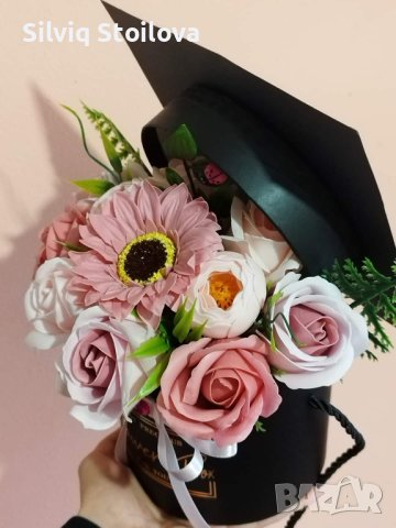 Кутия шапка със сапунени цветя за бъдещи абитуриенти или абсолвенти🎓, снимка 3 - Подаръци за жени - 40417060