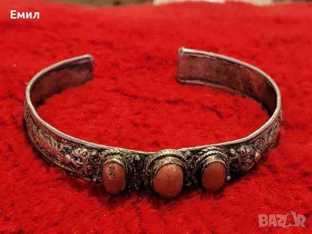 Антикварна сребърна гривна с корали