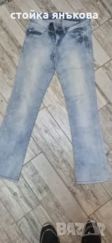 Продавам дамски дънки светли сини еластични.