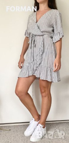 Бяла рокля на ситни черни точици тип "прегърни ме", снимка 1