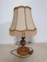 Елегантна нощна лампа с  основа от масивна дърво с топъл естествен финиш и кремав текстилен абажур., снимка 3