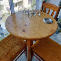 Кръгла кухненска трапезна разтегателна маса с 4 броя кухненски стола, налични 3 комплекта, снимка 2 - Маси - 44713355