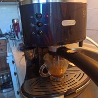 Кафемашина Делонги с ръкохватка с крема диск, работи отлично и прави хубаво кафе , снимка 3 - Кафемашини - 41782899