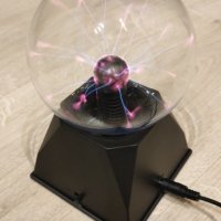 2023 LED Голяма 15 см плазмена лампа кълбо,реагира на докосване и глас/звук,захранване 220 волта, снимка 2 - Настолни лампи - 40895930