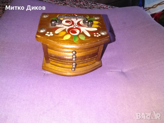 Кутия дървена ръчна изработка с 6 поставки за чаши Н-76мм размер 115х90мм, снимка 2 - Чаши - 42599382