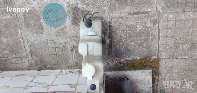 Казанче течност чистачки за бмв е34 с помпичка моторче датчик ниво bmw e 34 Washer tank 3.5L, снимка 2 - Части - 41639175