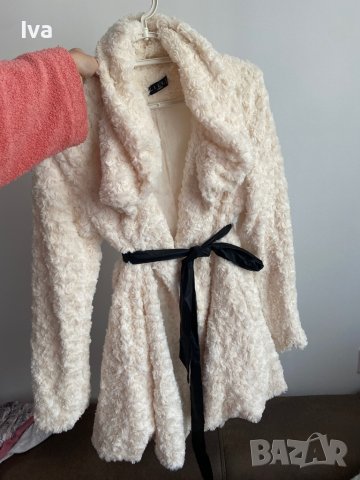 Пухено бяло палтенце