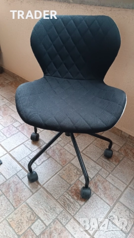 Посетителски въртящ се стол KRING черно и бяло