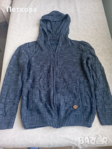 Почти нова мъжка жилетка с качулка 