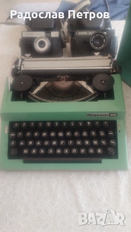 Ретро фотоапарати и пишеща машина